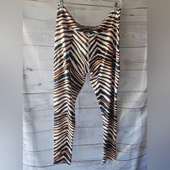 ZUBAZ NFL WOMEN'S CHICAGO BEARS 2 COLOR ZEBRA PRINT CAPRI LEGGING Size XL - Picture 4 of 9